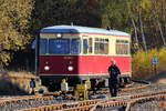 Einfahrt von Triebwagen 187 011 als P 8981 (Harzgerode - Hasselfelde) am 20.10.2018 in den Bahnhof Stiege.