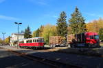 Bahnbhof Stiege am Mittag des 20.10.2018: Während auf Gleis 1 Triebwagen 187 011 gleich als P 8981 nach Nordhausen aufbrechen wird, ist rechts ein mit Baumstämmen beladener LKW zu sehen, was untrüglich auf das bewaldete Umfeld schließen läßt. Nachdem in jüngster Vergangenheit zahlreiche schwere Stürme den Harz heimsuchten und große Waldflächen buchstäblich einebneten, gibt es jetzt eine Menge abzutransportieren. Früher war das durchaus auch die Aufgabe der Harzer Schmalspurbahnen, aber leider hat sich auch hier die LKW-Lobby durchgesetzt. Schade!