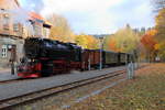 99 234 ist nach Übernahme eines Güterwagens in den IG HSB-Sonderzug am 21.10.2018 im Bahnhof Alexisbad nun zur Weiterfahrt bereit.