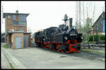 995902-4 stand am 24.4.2005 zusammen mit einer Schwester Maschine am Stellwerk im BW Wernigerode.