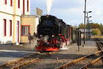 Gerade hat 99 234 am 21.10.2018 mit ihrem IG HSB-Sonder-PmG den Bahnhof Stiege erreicht.