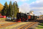 Nachdem die Fotografen Stellung bezogen haben, verläßt am 21.10.2018 nun auch 99 234 mit ihrem IG HSB-Sonder-PmG den Stieger Bahnhof, um durch die Wendeschleife zu fahren.