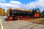 99 234 mit IG HSB-Sonder-PmG am 21.10.2018 kurz vor Einfahrt in die Stieger Wendeschleife. (Bild 3) Hier überquert sie gerade die Landstraße K 1352, welche den Ort Stiege mit der Bundesstraße B 81 (Nordhausen-Hasselfelde) verbindet.