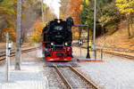 Gerade hat 99 234 am 21.10.2018 im Bahnhof Eisfelder Talmühle umgesetzt und steht nun am Wasserkran, welcher vom Lokführer punktgenau über die Füllluke des Wasserkastens positioniert wird. Die Aufnahme entstand im Rahmen einer Sonderzugveranstaltung der IG HSB.