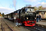 Gerade ist am späten Nachmittag des 21.10.2018 99 234 mit ihrem IG HSB-Sonder-PmG aus Gernrode, im Bahnhof Benneckenstein eingelaufen.