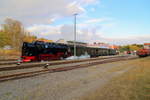 99 234 am 21.10.2018 beim Herausziehen ihre IG HSB-Sonderzuges aus dem Bahnhof Benneckenstein.