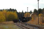 Nachdem 99 234 ihren IG HSB-Sonderzug am 21.10.2018 aus dem Bahnhof Benneckenstein gezogen hat, wird die Weiche nun von der Zugführerin in Richtung Abstellgleis umgelegt, damit der Zug an den