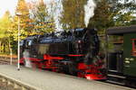 99 234 mit IG HSB-Sonder-PmG am Abend des 21.10.2018 im Bahnhof Drei Annen Hohne. Hier wird noch ein letztes Mal Wasser genommen, dann geht es im Endspurt zum Endziel Wernigerode.