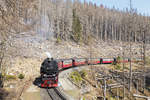 Der 99 7247-2 mit dem Planzug zwischen Bahnhöfe Schierke und Brocken am 17. April 2019.