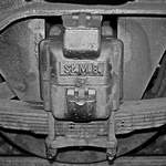 29.Juli 2003, im Bw Wernigerode-Westerntor der Harzer Schmalspurbahn, Achslager eines historischen Wagens, zumindest der Deckel stammt von der Niedersächsichen Kleinbahn  Steinhuder Meer-Bahn .