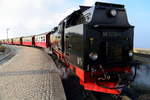 99 7232 mit P8938 nach Wernigerode am Abend des 30.08.2019 abfahrbereit im Brockenbahnhof.