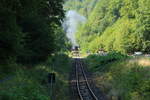 Nach einem größeren Standortwechsel, befinden wir uns jetzt, am Vormittag des 31.08.2019, etwas oberhalb des Haltepunktes  Ilfeld Bad . Gerade hat 99 7243 mit P8920 (Nordhausen-Brocken) den Haltepunkt verlassen und nimmt mit viel Qualm und Getöse die Steigung nach  Netzkater  und  Eisfelder Talmühle  hinauf in Angriff!