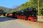 99 7243 mit P 8929 (Brocken-Nordhausen) am frühen Abend des 31.08.2019 beim Verlassen des Bahnhofes  Eisfelder Talmühle .