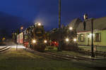 Die Dampflokomotiven 99 6001 und 99 222 vor der Abfahrt vom Bahnhof Gernrode am 1. Februar 2020