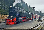99 7241-5 (99 241) der Harzer Schmalspurbahnen GmbH (HSB) als P 8933 von Wernigerode Hbf zum Brocken steht im Bahnhof Schierke auf der Brockenbahn (Bahnstrecke Drei Annen Hohne–Brocken | KBS 325).
Auch hier nach wie vor keine Spur von Schnee, doch der einsetzende Regen bei Temperaturen knapp über dem Gefrierpunkt lässt hoffen, dass auf dem Brocken noch ein wenig Winterstimmung aufkommt...
(Smartphone-Aufnahme)
[2.2.2020 | 10:49 Uhr]