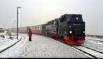 Während der Fahrt mit P 8933 (Wernigerode Hbf–Brocken) der Harzer Schmalspurbahnen GmbH (HSB) zwischen den Bahnhöfen Schierke und Brocken ging mit steigender Höhe der Regen in Schneefall über. Tage zuvor war auf den Brocken-Webcams keine Spur von Winter zu erkennen.
Bei Temperaturen knapp unter dem Gefrierpunkt steht 99 7241-5 (99 241) hier bereits wieder mit der Rückleistung, P 8932 nach Wernigerode Hbf, auf Gleis 1.
(Smartphone-Aufnahme)
[2.2.2020 | 11:33 Uhr]