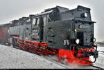 Wintereinbruch:
Portrait von 99 7241-5 (99 241) der Harzer Schmalspurbahnen GmbH (HSB) als P 8932 nach Wernigerode Hbf, der im Startbahnhof Brocken auf der Brockenbahn (Bahnstrecke Drei Annen Hohne–Brocken | KBS 325) steht.
An diesem Sonntag war mit Windböen von bis zu 100 km/h zu rechnen, wie man auch anhand des Schneefalls erkennt. In der darauffolgenden Woche wurde wegen des Sturmtiefs  Sabine  der Zugverkehr auf dem Streckennetz der HSB für mehrere Tage eingestellt.
(Smartphone-Aufnahme)
[2.2.2020 | 11:33 Uhr]