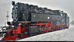 Portrait von 99 7236-5 (99 236) der Harzer Schmalspurbahnen GmbH (HSB) als P 8930 nach Wernigerode Hbf, der bei Schneetreiben im Startbahnhof Brocken auf der Brockenbahn (Bahnstrecke Drei Annen