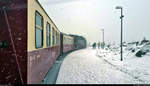 Ein letzter Blick hinaus vor der Abfahrt:
P 8930 nach Wernigerode Hbf steht mit 99 7236-5 (99 236) der Harzer Schmalspurbahnen GmbH (HSB) im Startbahnhof Brocken auf der Brockenbahn (Bahnstrecke Drei Annen Hohne–Brocken | KBS 325).
An diesem Sonntag kam auf dem Brocken durch Schnee, Nebel und starken Wind für einen Moment Winterstimmung auf.
(Smartphone-Aufnahme)
[2.2.2020 | 13:07 Uhr]