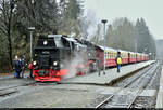 99 7236-5 (99 236) der Harzer Schmalspurbahnen GmbH (HSB) als P 8930 vom Brocken nach Wernigerode Hbf steht im Bahnhof Drei Annen Hohne auf Gleis 2.
Aufgrund des Regens (auf dem Brocken als Schnee) bei ca. 2 °C haben sich die meisten Schaulustigen nicht lange am Zug aufgehalten. Die Fahrt geht um 14:23 Uhr weiter.
[2.2.2020 | 14:13 Uhr]