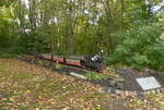 Ein Zug der Harzer Schmalspurbahnen als 1:10 Steinmodell, am 28.09.2019 am ehemaligen Bahnhof Gerbstedt.
