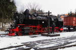 Wasserfassen von 99 7232, mit IG HSB-Sonder-PmG unterwegs nach Hasselfelde, am Vormittag des 25.02.2017, im Bahnhof Drei Annen Hohne. Während der Heizer den Wasserkran ausrichtet, hat der Lokführer den Kasten mit Enthärtungsmittel geöffnet, um etwas davon dem Kesselspeisewasser hinzuzufügen. Dies ist notwendig, weil der Wasserkran nur unaufbereitetes Brunnenwasser liefert und durch die Dosierung ein Verkalken von Kessel und Dampfrohren vermieden wird.