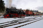 Der IG HSB-Sonderzug Wernigerode-Hasselfelde, am Vormittag des 25.02.2017, in voller Länge, beim Zwischenstopp im Bahnhof Drei Annen Hohne.