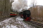 Doppelausfahrt von Triebwagen 187 013 als P 8952 (Nordhausen Nord - Quedlinburg) und 99 7245 mit P 8920 (Nordhausen Nord - Brocken) am Mittag des 25.02.2017 aus dem Bahnhof Eisfelder Talmühle.