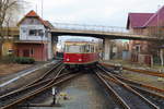 Triebwagen 187 011 am Mittag des 25.02.2017 bei Ausfahrt aus dem Bahnhof Nordhausen Nord. (Bild 2) Ein willkommenes Motiv für einige Fahrgäste unseres IG HSB-Sonderzuges, welche flugs eine Fotolinie bilden. Man hat damit ganz offensichtlich schon Übung! ;-)