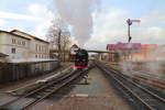 Rangierfahrt von 99 7232 am Mittag des 25.02.2017 im Bahnhof Nordhausen Nord. (Bild 3): Von Gleis 1 aus, rollt die Lok nun endgültig in`s Bw, wo sie für die Weiterfahrt des IG HSB-Sonderzuges gedreht wird und ihre Kohle- und Wasservorräte ergänzt.