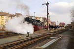 99 7232 vor IG HSB-Sonder-PmG am Nachmittag des 25.02.2017 abfahrbereit in Richtung Hasselfelde, im Bahnhof Nordhausen Nord. (Bild 2)Die Zylinderentwässerungen werden zum Vorwärmen bereits durchgeblasen, Zeit also, wieder einzusteigen!