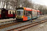 Ein Siemens Combino Duo-Hybridtriebzug der Nordhäuser Straßenbahn mit Fahrziel Neanderklinik am Nachmittag des 25.02.2017 beim Verlassen des Bahnhofes Ilfeld.