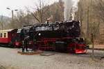 99 7232 mit IG HSB-Sonder-PmG (Wernigerode-Nordhausen-Hasselfelde) am Nachmittag des 25.02.2017 kurz nach Erreichen des Bahnhofes Eisfelder Talmühle. Als Erstes wird wieder Wasser genommen, da die Vorräte, auch bedingt durch einen außerplanmäßige langen Zwischenhalt in Ilfeld, ziemlich erschöpft sind.