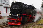 Nachdem 99 7232 am späten Nachmittag des 25.02.2017 im Bahnhof Hasselfelde von ihrem IG HSB-Sonder-PmG abgekuppelt wurde, geht sie nun vom Zug, um zum Wasserkran zu fahren.