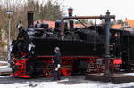 Während 99 5901 am Vormittag des 26.02.2017 im Bahnhof Drei Annen Hohne Wasser nimmt, wird durch das Lokpersonal eine kurze Inspektion der alten Lady vorgenommen.