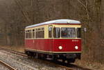 Eine Besonderheit bei Fotohalten, im Rahmen von Sonderzugfahrten bei der Harzer Schmalspurbahn, ist die wunderbare Möglichkeit, auch Aufnahmen von anderen Fahrzeugen und Zügen machen zu können, da hier noch ein recht munterer Planverkehr betrieben wird. So konnten wir am 26.02.2017, während einer Sonderzugveranstaltung der IG HSB, auch Triebwagen 187 013, als P 8951 aus Quedlinburg kommend, kurz vor der Einfahrt in Eisfelder Talmühle ablichten.