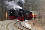 Parallelfahrt von 99 5901 mit IG HSB-Sonder-PmG und 99 7245 mit P 8920 (Nordhausen Nord - Brocken) am 26.02.2017 kurz hinter Eisfelder Talmühle.