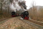 Parallelfahrt von 99 5901 mit IG HSB-Sonder-PmG und 99 7245 mit P 8920 (Nordhausen Nord - Brocken) am 26.02.2017 kurz hinter Eisfelder Talmühle. (Bild 2) Die Aufnahme entstand von offizieller Fotostelle im Rahmen der Sonderzugveranstaltung.