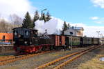 99 5901 verlässt mit ihrem IG HSB-Sonder-PmG am Mittag des 26.02.2017 den Bahnhof Stiege, um durch die Wendeschleife am Bahnhof zu fahren.