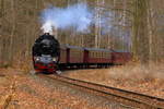 Einfahrt von 99 6001 mit P 8967 (Gernrode-Hasselfelde) am Nachmittag des 26.02.2017 in den Haltepunkt Sternhaus-Ramberg. (Bild 2)