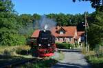 99 7240-7 erreicht mit dem P8961 in Kürze Harzgerode.

Harzgerode 06.08.2018