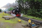 Ausfahrt von 99 7241 mit P 8903 nach Eisfelder Talmühle, am 22.08.2020 aus dem Bahnhof Drei Annen Hohne. Links hinten steht 99 7232, welche nun ebenfalls Wasser erhält, bevor sie mit ihrem Oldie-Sonderzug in Richtung Brocken weiterdampft.