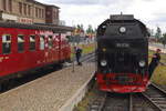 Rangiermanöver am 22.08.2020 im Brockenbahnhof (Bild 2): Während links die Zugführerin von P 8922 gleich mit ihrem Korb (gefüllt mit leckeren kleinen Muntermachern für die