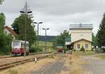 Während 8981 in Gleis 2 zum Stehen gekommen ist, wird der 8951 in Richtung Hasselfelde über die Rückfallweiche 10 auch in das Gleis 2 einfahren  und sich an das hintere Ende von 187 017 setzen. 05.07.2020