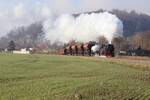 99 7239-9 war am 27.02.22 mit einem Rollwagenzug auf dem Weg nach Straßberg(Harz). Kurz hinter Niedersachswerfen, konnte ich den Zug fotografieren.