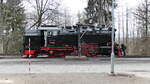 Br 99 222 der Harzer Schmalspurbahn im Bahnhof Drei Annen Hohne am 08.04.2022 beim Wasser tanken