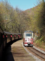 Zugbegegnung der HSB zwischen einem Zug vom Brocken talwärts mit dem Triebwagen 187 018 Richtung Nordhausen im Bahnhof  Steinerne Renne .
