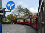 Der Dampfzug vom Brocken fährt in Wernigerode über die grosse Strassenkreuzung in der Nähe des Bahnhofs Westerntor. Wernigerode, 17.4.2024