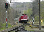 Die Diesellok 'Harzkamel' fährt mit dem Dieselzug von Nordhausen in den Bahnhof Drei Annen Hohne ein.