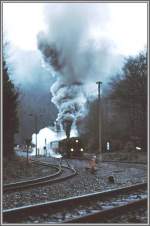 99 247 macht ordentlich Dampf bei der Ausfahrt aus Eisfelder Talmhle. (Archiv 12/94)